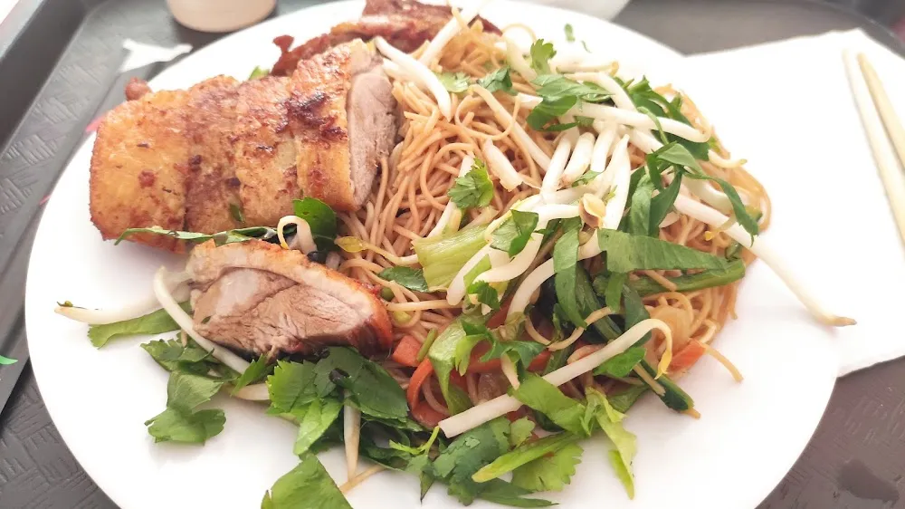 Canard Laqué Avec Nouilles Sautées